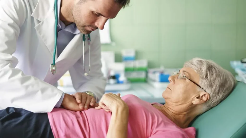 Imagem Mulher sendo examinada por medico do artigo Março Azul-Marinho alerta para a prevenção do câncer colorretal