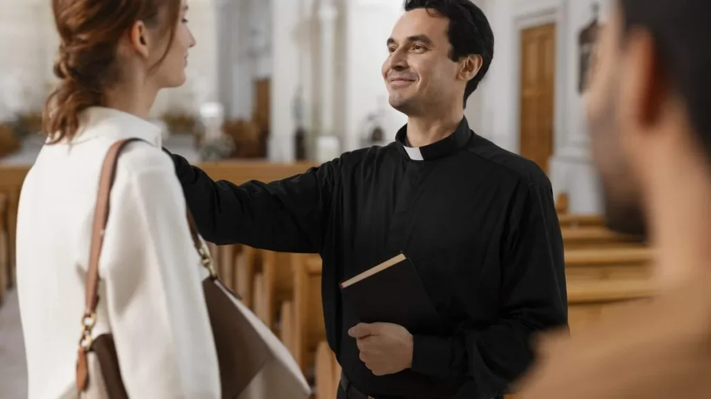 Imagem Mulher sendo bem acolhida na Igreja pelo padre do artigo Podcast Caminhar Juntos: Ep. 3 - "Uma Igreja que acolhe a todos"