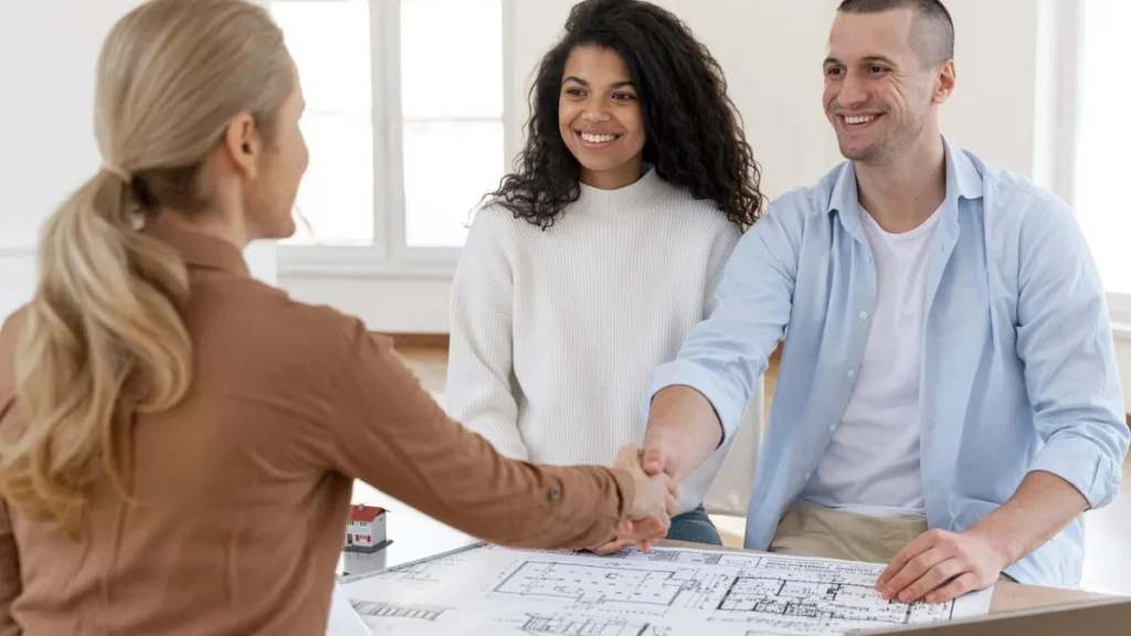 Imagem Casal comprando casa na planta do artigo Imóveis na Planta: expectativas e os direitos do consumidor