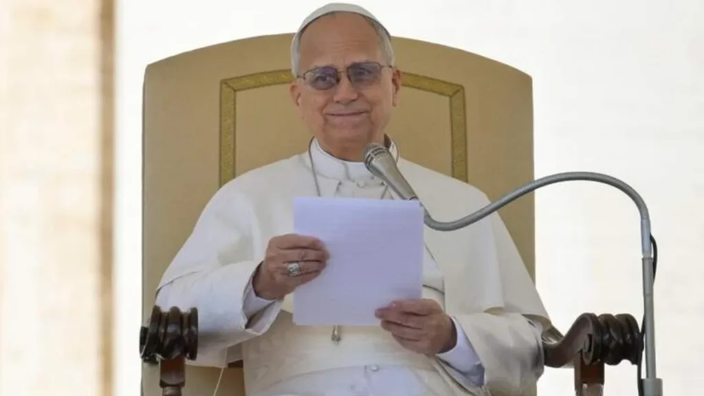 Imagem papa leao xiv em discurso durante audiencia geral em 2026 do artigo Papa em catequese: "estrutura da Igreja existe para servir"