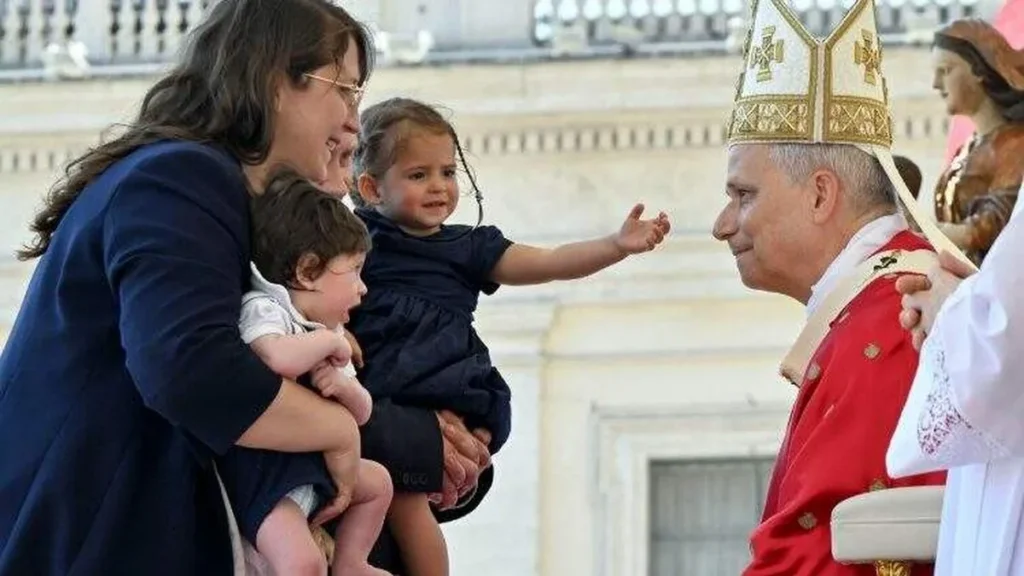 Imagem papa se encontra com familia com dois filhos no vaticano do artigo Vaticano terá encontro global sobre Amoris Laetitia