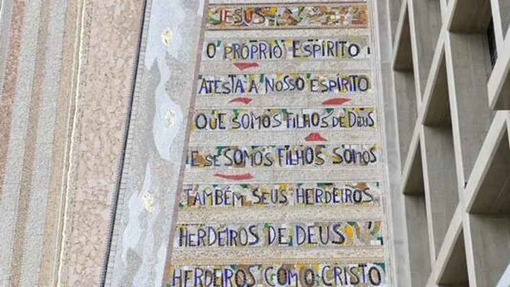 Imagem Fachada Norte do artigo Peregrinos já sentados no céu