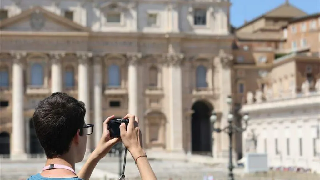 Jovem fotografando o Vaticano