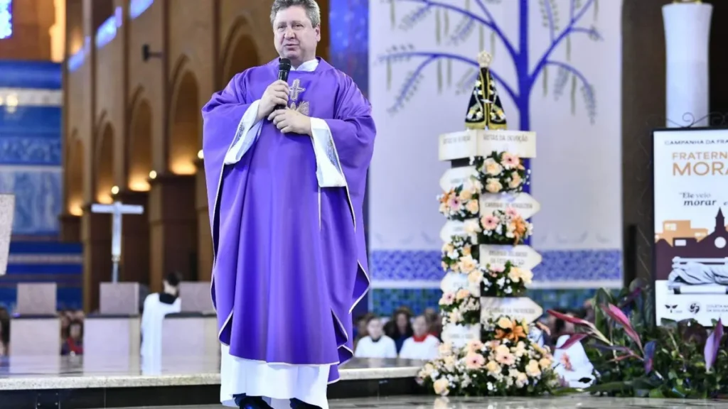Imagem Pe Eduardo Catalfo no Altar Central do artigo Santuário Nacional acolhe a 4ª Romaria das Rotas da Devoção