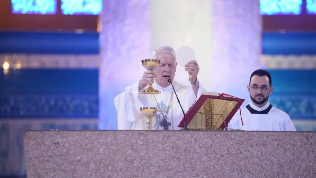 Imagem Dom Orlando na consagracao da hostia do artigo Na Anunciação do Senhor, refletimos a humildade de Maria