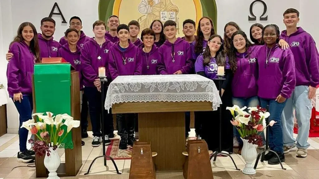 Imagem Grupo de jovens em uma capela do artigo É possível evangelizar jovens fora do ambiente paroquial?