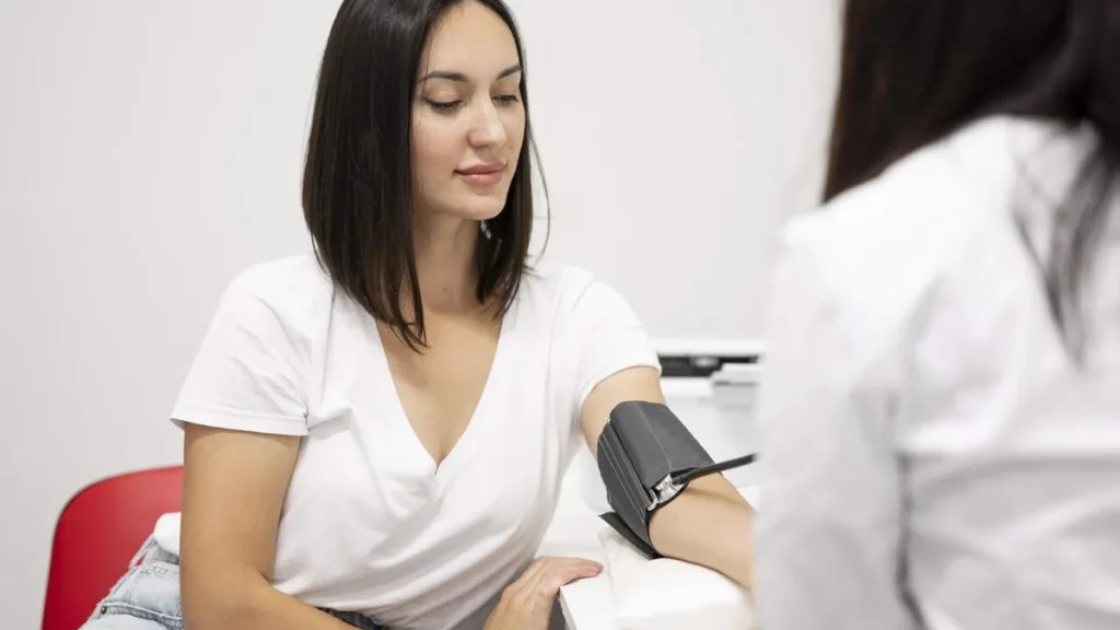 Imagem Mulher aferindo a pressao do artigo Infarto em mulheres: por que os sintomas são diferentes?