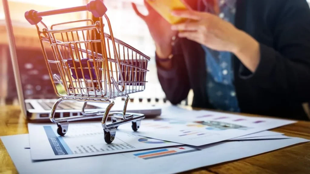 Imagem Mulher fazendo compras na semana do consumidor do artigo Procon-SP fiscaliza estabelecimentos na Semana do Consumidor