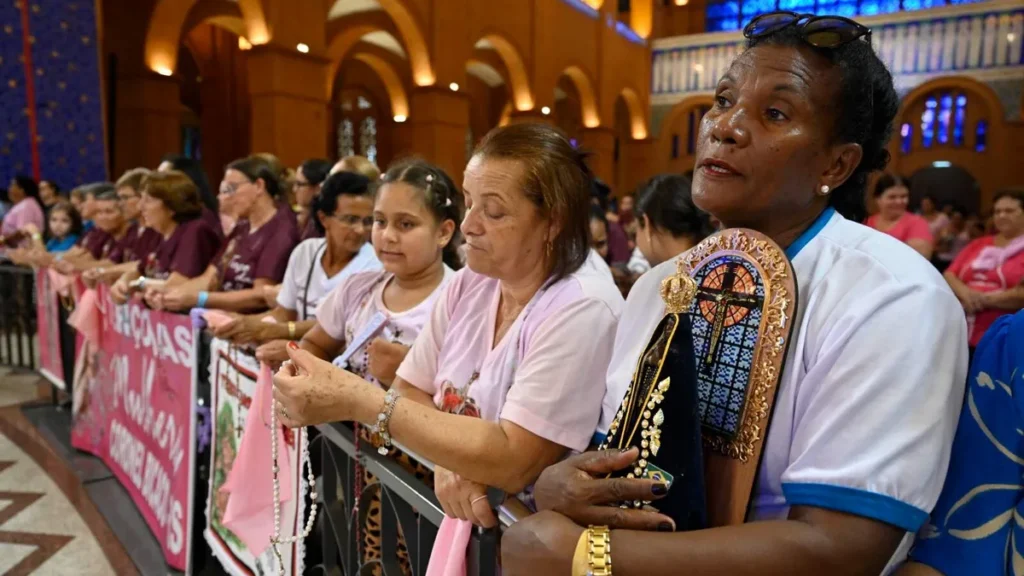 Imagem Mulheres do Terco acompanhando Missa Solene no Santuario Nacional do artigo Terço das Mulheres: caridade e comunhão na prática oracional