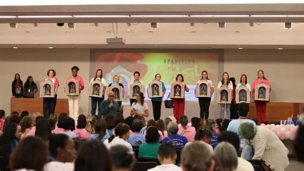 Imagem Mulheres do terco com as capelinhas missionarias do artigo No Encontro das Coordenadoras do Terço das Mulheres, elas vivenciam o que é ser Família dos Devotos