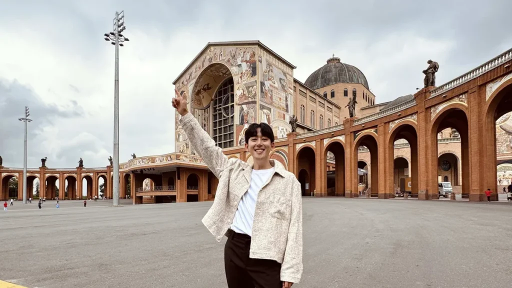 Imagem cantor coreano junho chu no santuario nacional em 2026 do artigo Conversamos com o cantor coreano Junho Chu!