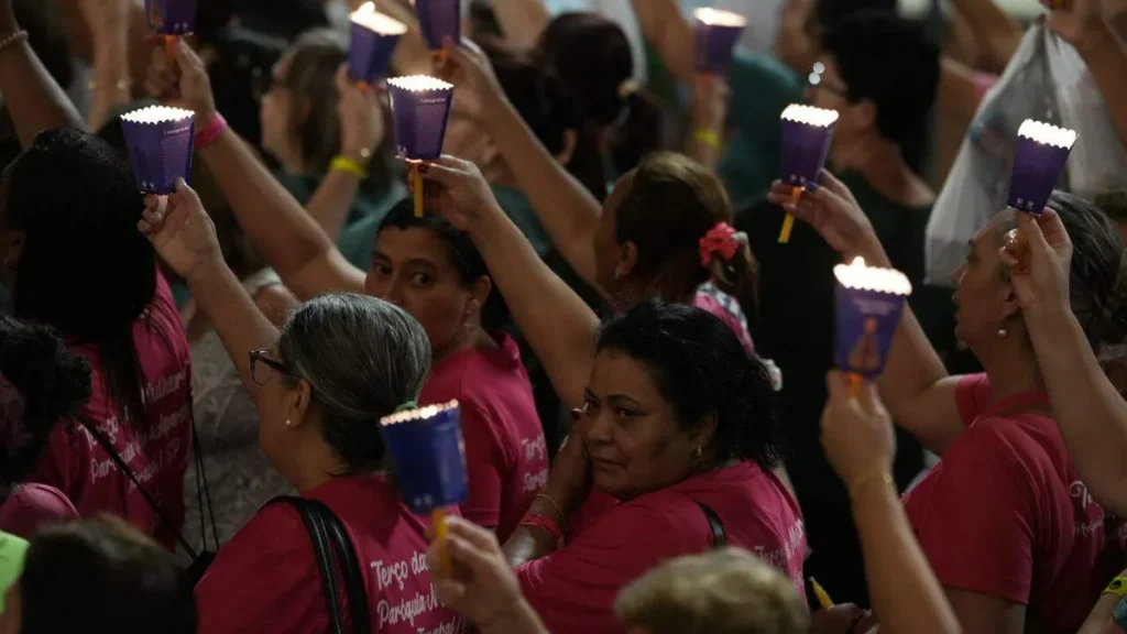 Imagem devotas erguem as velas durante procissao mariana na romaria do terco das mulheres em 2026 do artigo Mulheres agradecem intercessão da Mãe Aparecida durante procissão