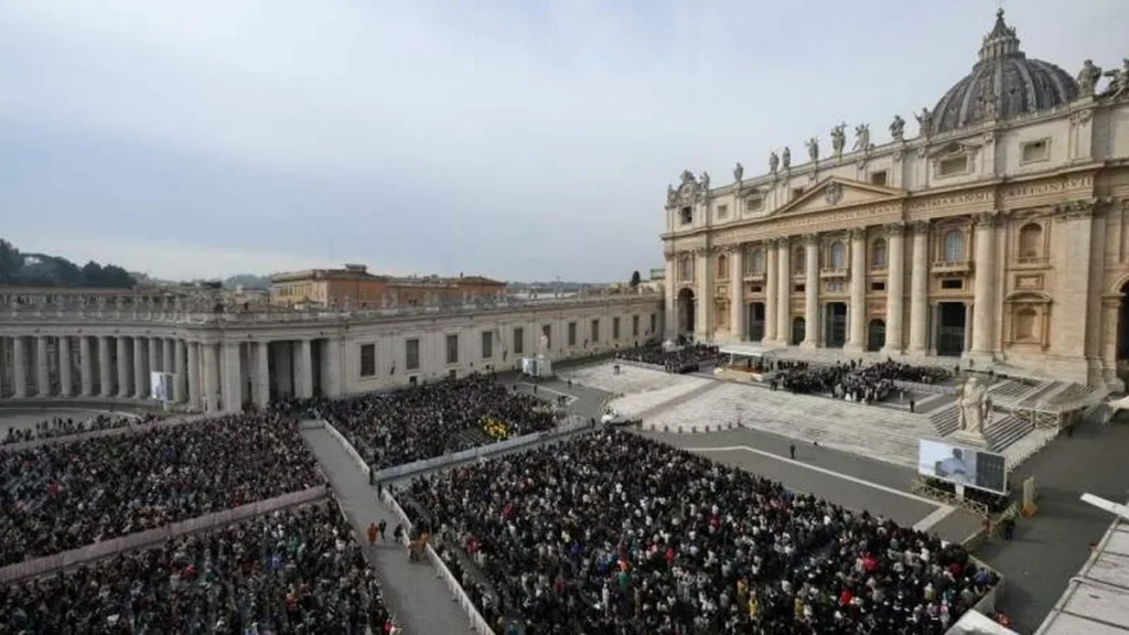 Imagem imagem aerea da praca de sao pedro com a basilica de sao pedro do lado direito e o povo de deus durante audiencia geral em 2026 do artigo “Igreja é humana e divina”, diz o Papa Leão XIV