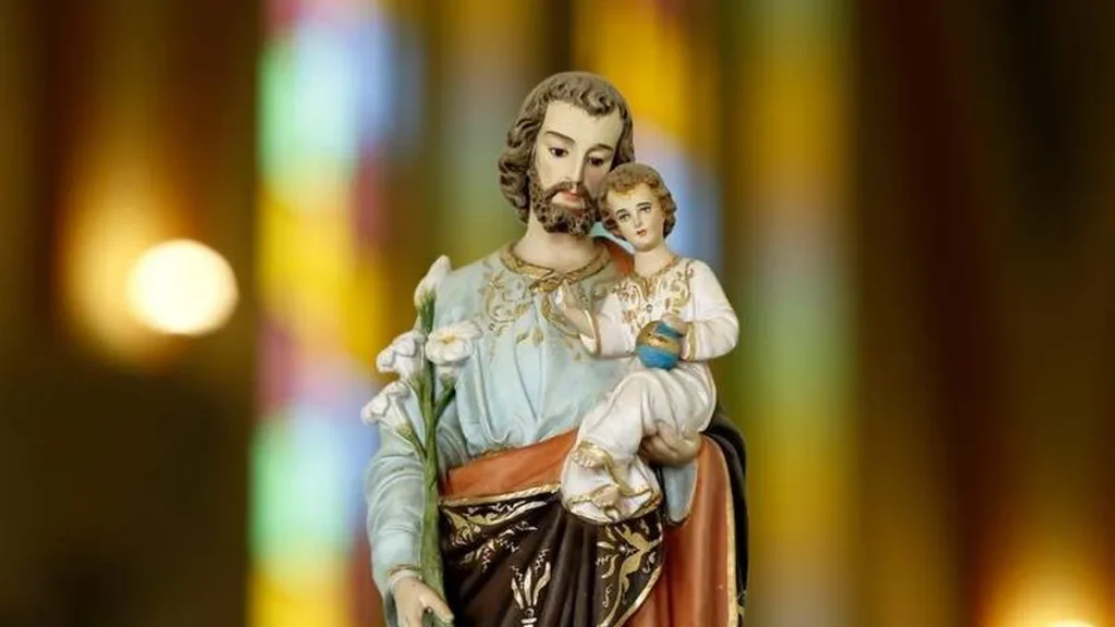Imagem imagem de sao jose segurando o menino jesus em uma igreja do artigo Como São José nos ajuda a viver bem a Quaresma?