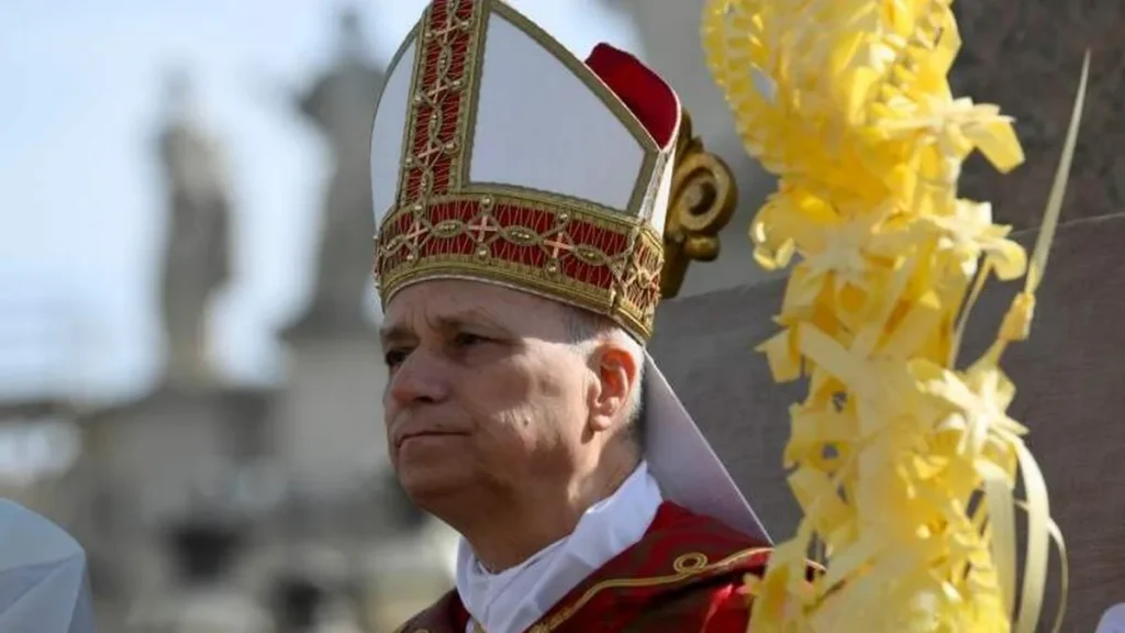 Imagem papa leao xiv com ramos nas maos durante celebracao na praca de sao pedro em 2026 do artigo Domingo de Ramos: Papa reza pelos crucificados de hoje