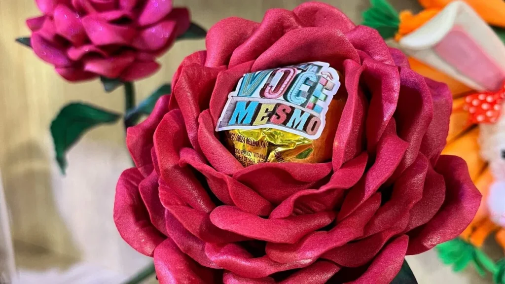 Imagem rosa recehada faca do artigo Rosa em EVA com Bombom - Faça Você Mesmo