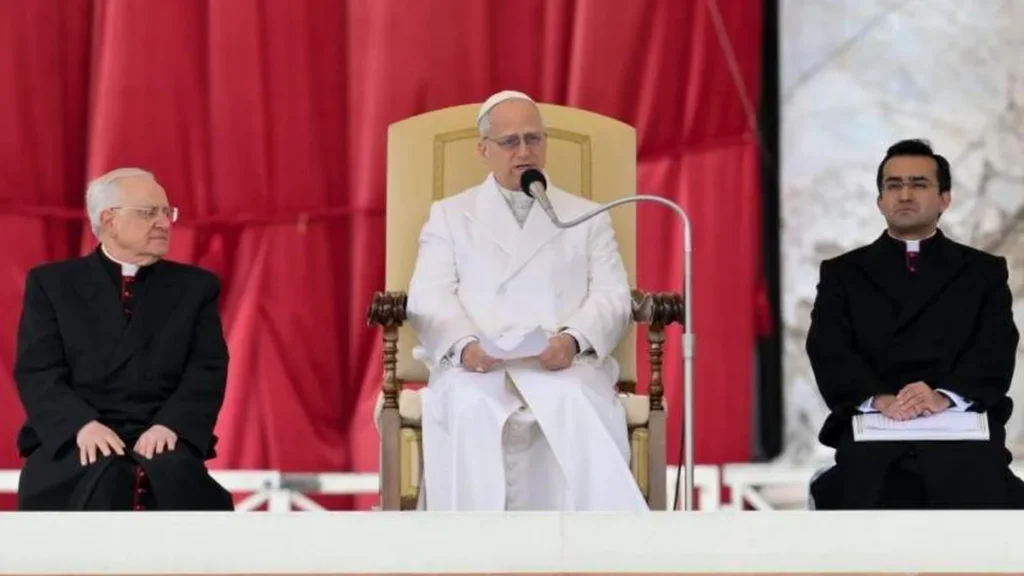 Imagem papa sentado durante audiencia geral 2026 do artigo Leão XIV destaca missão dos leigos na Igreja