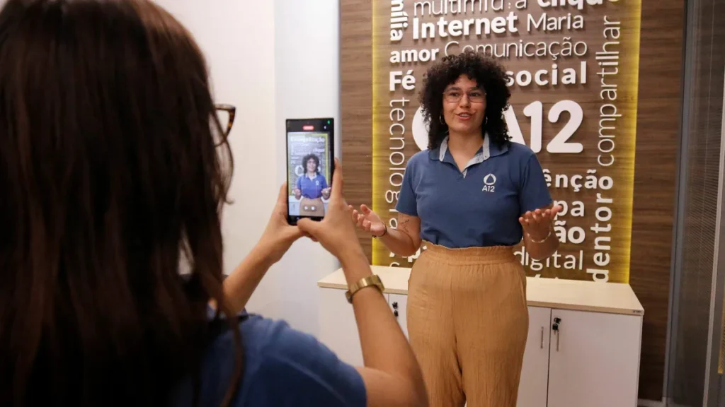 Imagem gravacao de video na Redacao do Portal a12 do artigo 16 anos de Portal A12: O abraço da Mãe Aparecida no mundo digital