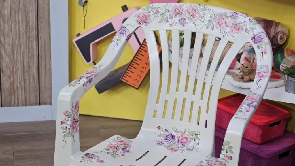 Imagem cadeira em decoupage faca voce mesmo do artigo Cadeira Decorada em Decoupage - Faça Você Mesmo