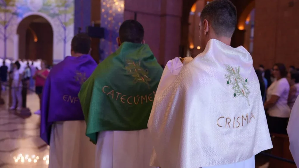 Imagem padres seguram os santos oleos para a missa do crisma em 2026 do artigo Missa do Crisma no Santuário Nacional celebra amor e unidade