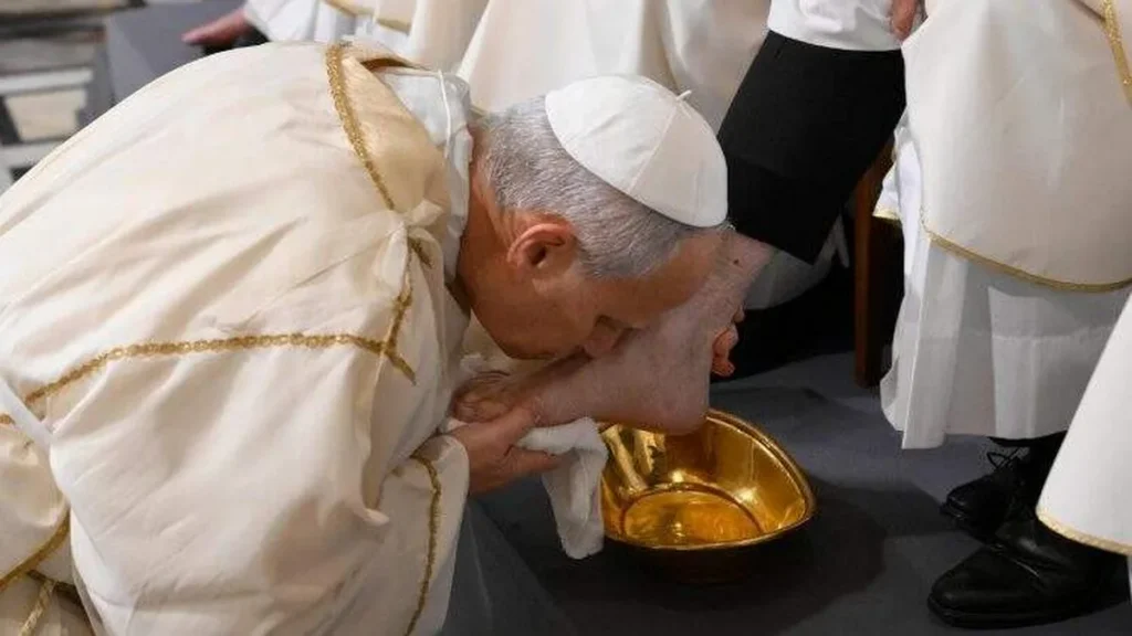 Imagem papa leao xiv beija o pe de um sacerdote durante a missa de lava pes em 2026 do artigo A Quinta-feira Santa do Papa sugere renovar o “sim” e a paz