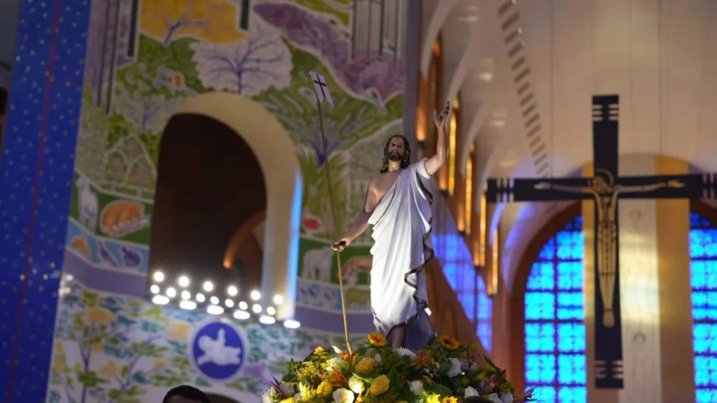 Imagem do Cristo Ressuscitado na Procissão de Páscoa