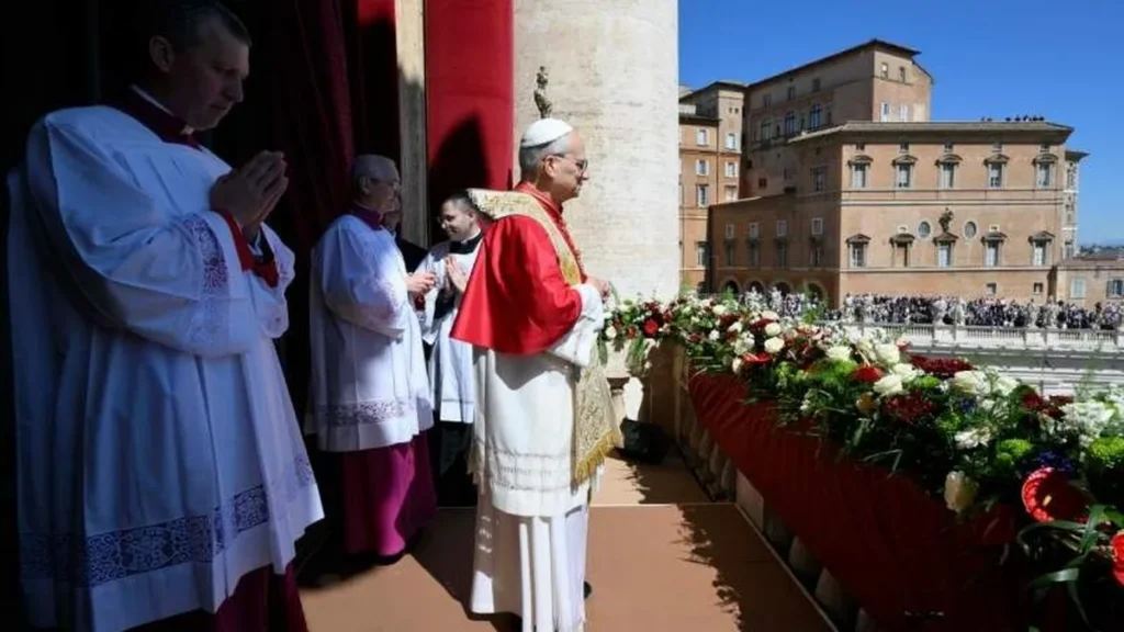 Imagem papa leao xiv na sacada no domingo de pascoa em 2026 do artigo Papa convoca vigília de oração pela paz em abril