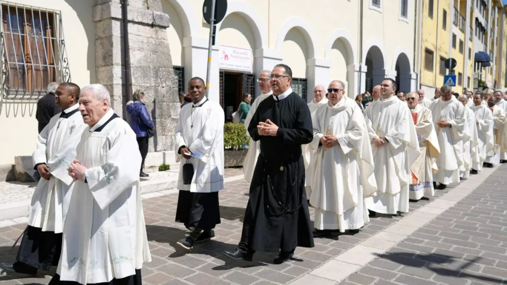 Missionários Redentoristas durante procissão antes da celebração