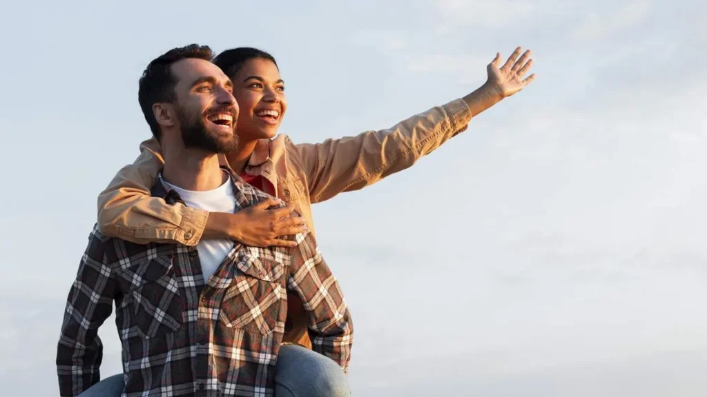 Imagem Casal feliz em viagem do artigo Entre escolhas e essência: o poder dos valores pessoais