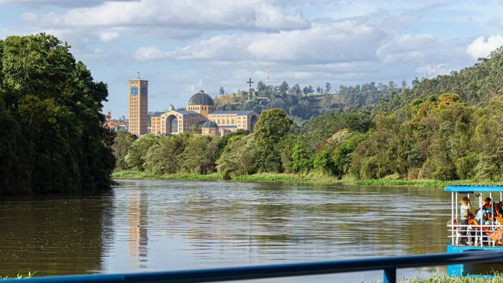 Basílica Nacional de Aparecida do Norte vista do Rio Paraíba do Sul