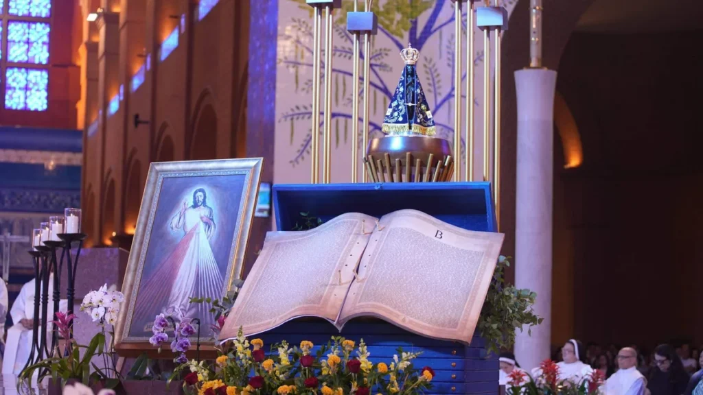Benção das páginas no Altar Central do Santuário