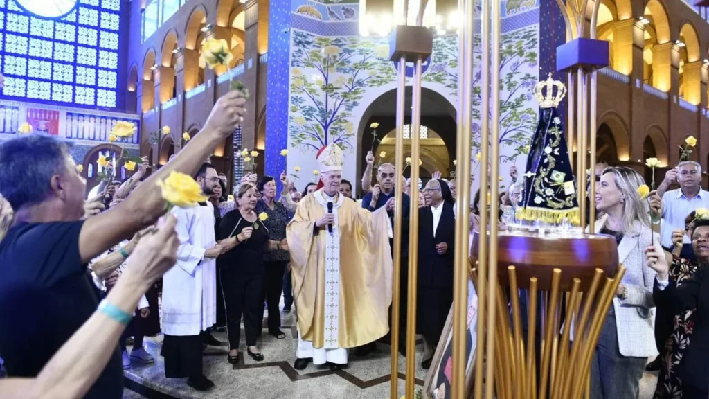 Imagem dom orlando e povo de aparecida segura flores em torno do trono de nossa senhora aparecida na missa dos 80 anos de dom orlando brandes do artigo 80 anos de Dom Orlando Brandes são celebrados no Santuário Nacional