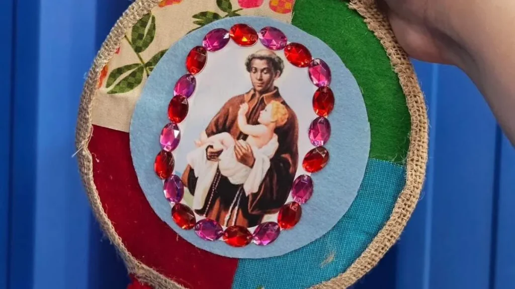 Imagem adorno saobenedito fvm do artigo Adorno de porta de São Benedito (DIY) - Faça Você Mesmo