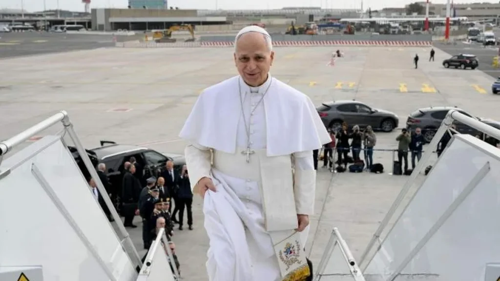 Imagem papa leao xiv embarcando em viagem para a africa em 2026 do artigo Papa insiste: "Igreja é construtora de paz"