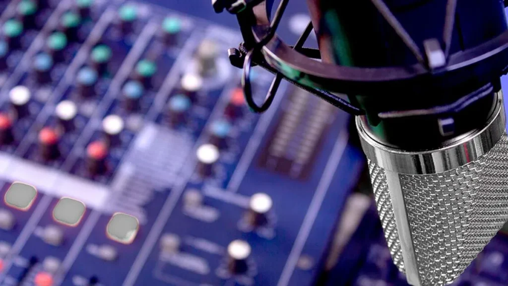 Imagem Microfone e mesa tecnica da Radio Aparecida especial 75 anos do artigo Especial 75 anos de música, fé e missão: Estrutura do Rádio