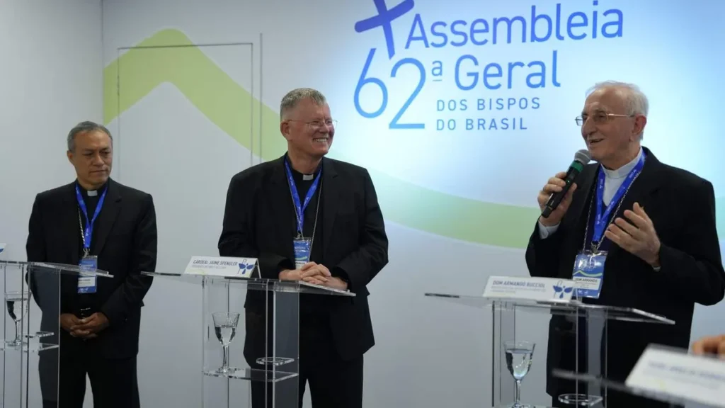 Imagem dom lizardo dom jaime e dom armando na primeira coletiva de imprensa da assembleia da cnbb 2026 do artigo “É bonito ver os bispos reunidos”, diz Dom Jaime Spengler