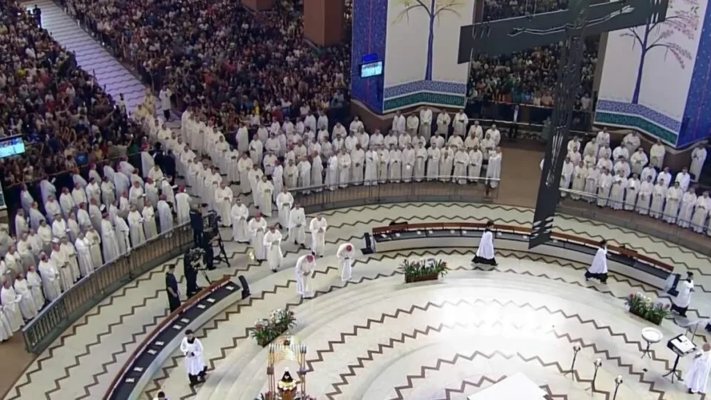 Imagem vista aerea do Altar Central em Missa do 3 Domingo do Tempo Pascal 62 AG CNBB do artigo Bispos recém-nomeados participam de missa no Santuário de Aparecida
