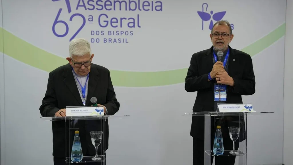 Imagem dom jose belisario e dom hernaldo durante coletiva de imprensa da 62 assembleia da CNBB do artigo "Liturgia revela o modelo de Igreja que vivemos", diz bispo