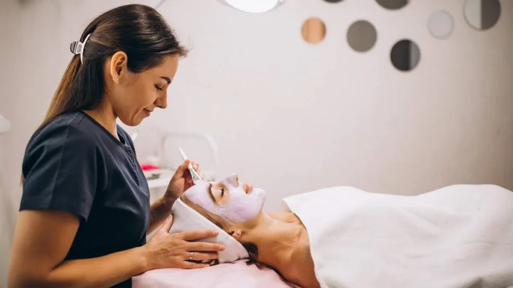 Imagem Mulher fazendo procedimento estetico no rosto do artigo Saúde além da estética: o equilíbrio entre corpo e mente