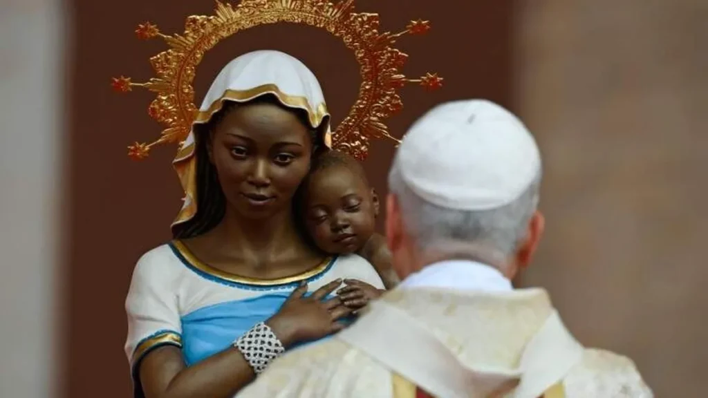 Imagem papa leao xiv em viagem a guine equatorial olhando imagem de nossa senhora do artigo Papa Leão XIV se despede da África com apelo à paz