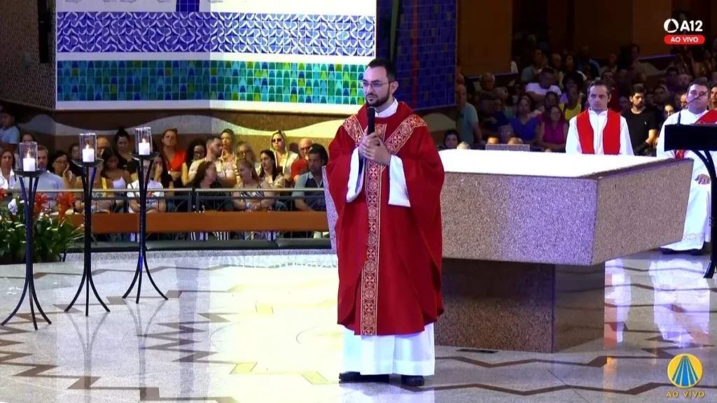 Imagem Padre Guilherme presidindo uma celebracao no Altar Central do artigo “Não deixe que a Bíblia seja um artigo de decoração”, diz padre