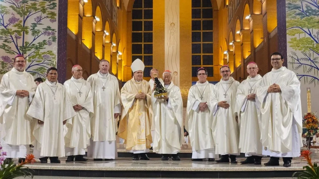 Imagem Dom Angelo Cardeal Lazaro e demais sacerdotes no Altar Central do artigo Dom Ângelo: “Somos sempre discípulos e sempre missionários”