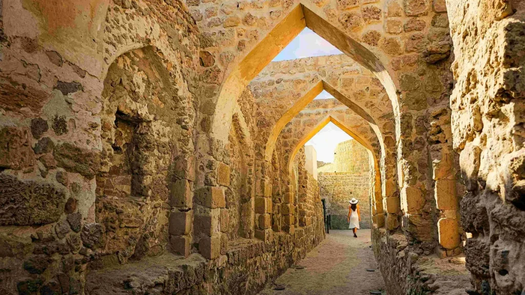 Um turista caminhando na civilização Dilmun, no Bahrein