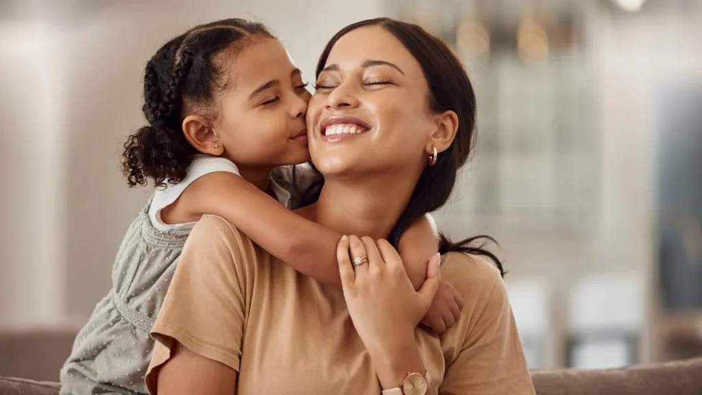 Imagem mae e filha sorridentes se abracando do artigo Mães são essenciais no aprendizado da empatia