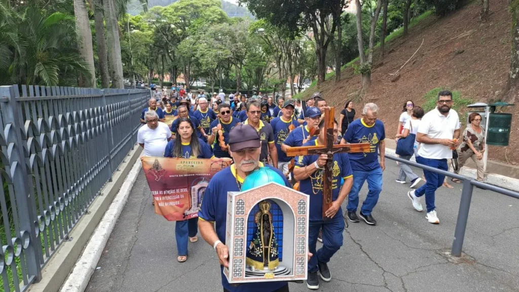 Imagem Aparecida pelo Brasil Maio Rda do artigo A Mãe que visita seus filhos