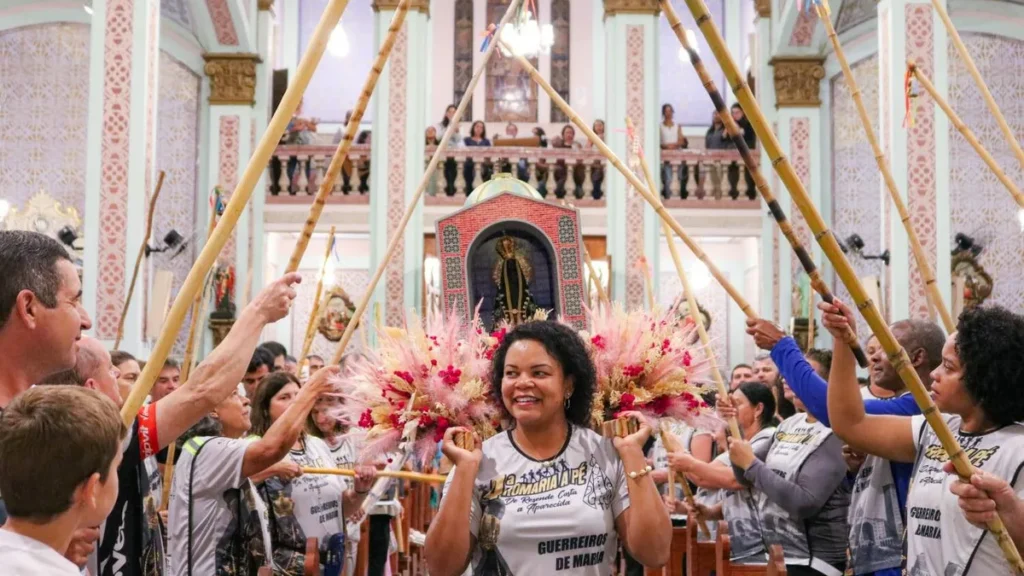 Missa de Envio marcou a primeira noite de peregrinação da romaria de Resende Costa (MG) até Aparecida (SP)