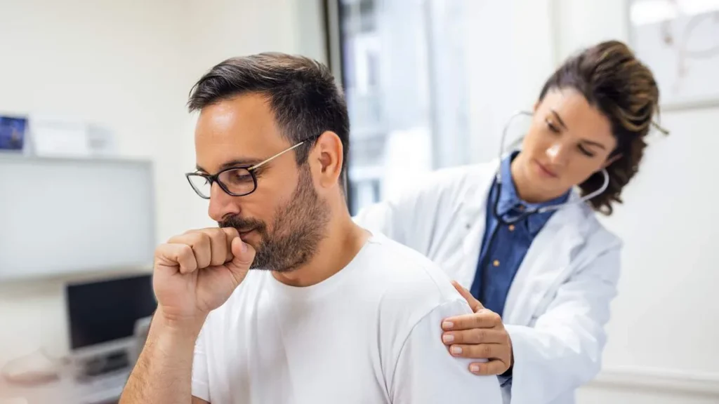 Imagem Medica avalia paciente com doenca respiratoria do artigo Saúde respiratória: prevenção, sintomas e cuidados essenciais