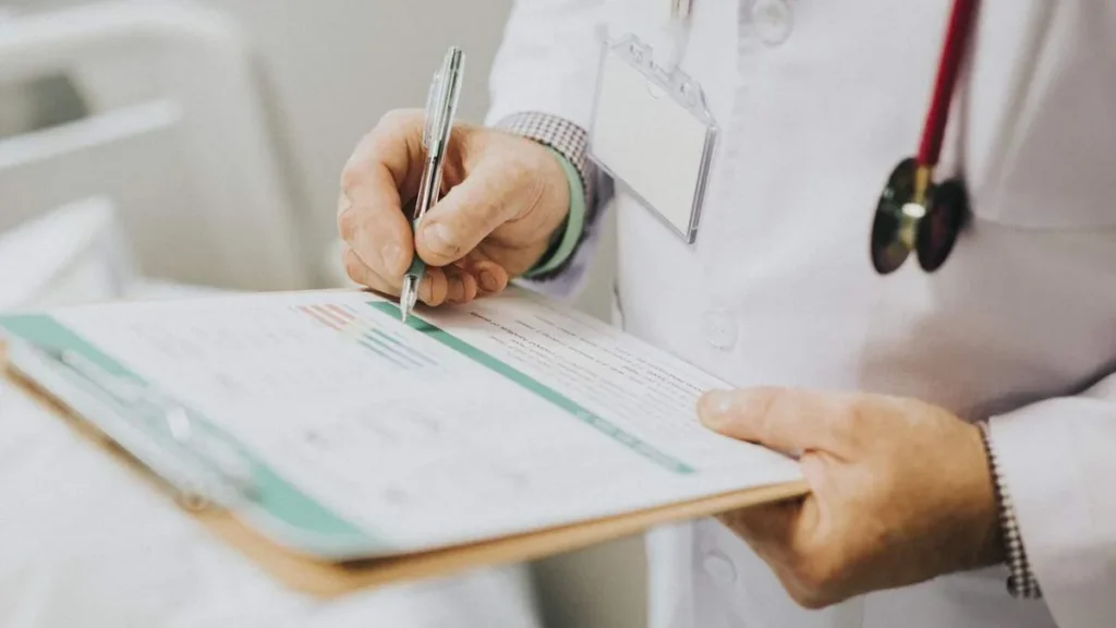 Imagem Medico prenchendo ficha de atendimento do plano de saude do artigo Negativas de planos de saúde acendem alerta para consumidores