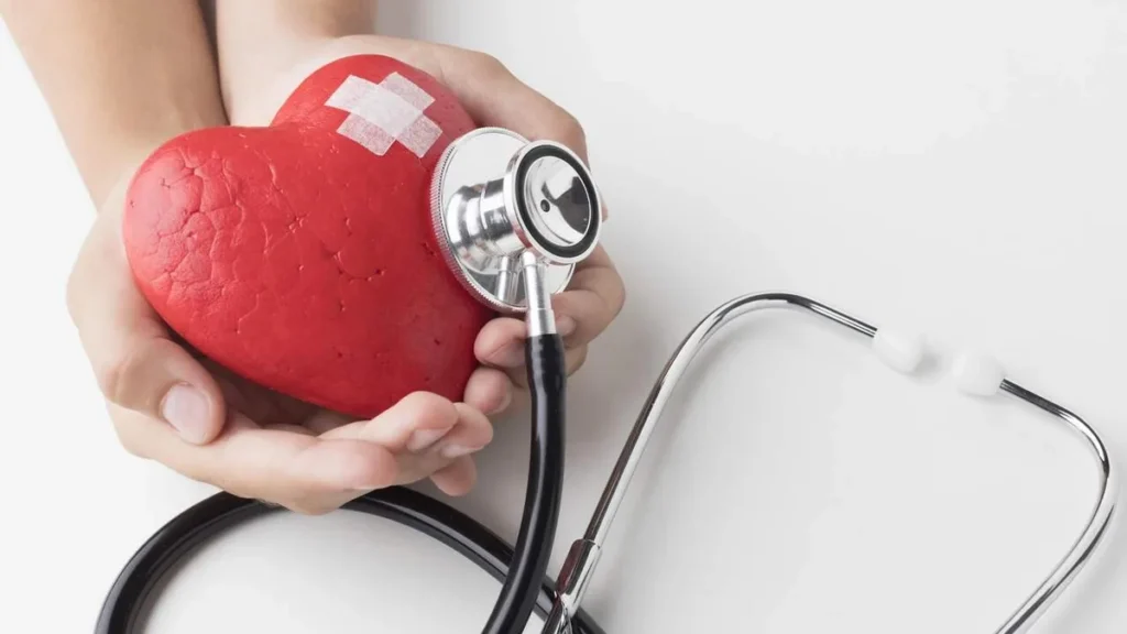 Imagem Pessoa segurando um coracao representando a saude cardiovascular do artigo Estenose Aórtica: quando o coração pede atenção