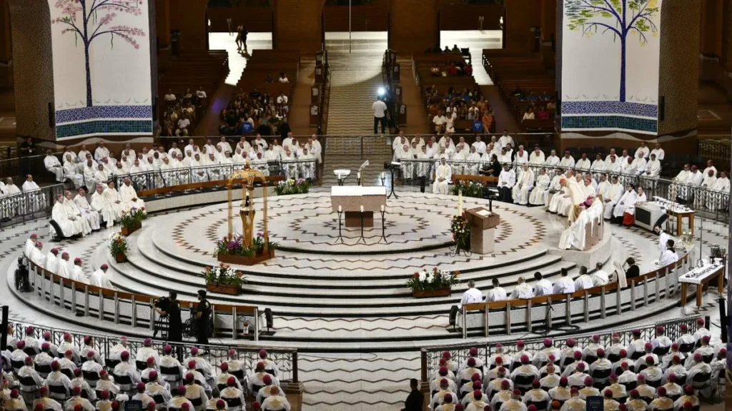Imagem bispos no altar central em missa de abertura da 62 assembleia geral da cnbb do artigo Oração pela paz rezada na 62ª Assembleia da CNBB
